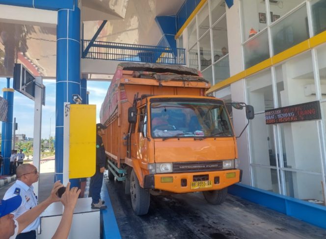 
					Truk angkutan barang di UPPKB