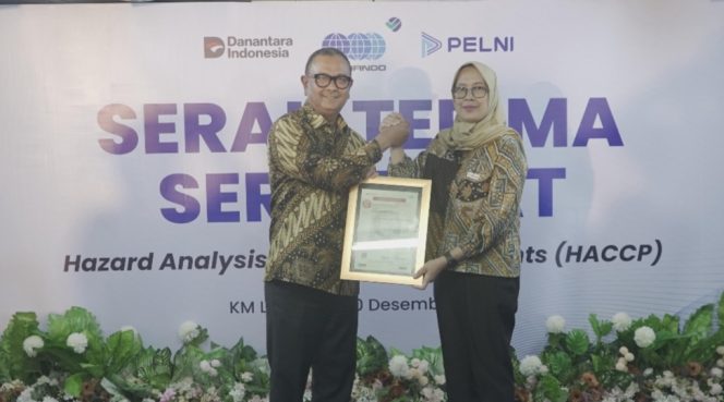 
					Direktur Angkutan Penumang PELNi saat menerima Sertifikat HACCP