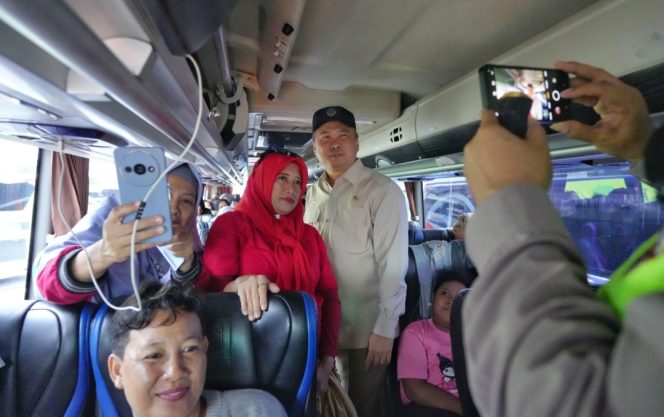 
					Menhub sapa peserta mudik gratis dengan bus di Terminal Pulogebang