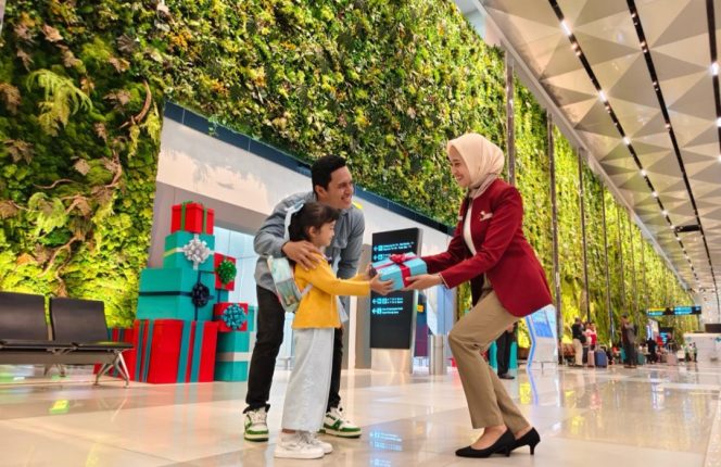 
					Penumpang pesawat mendapat sambutan hangat dari petugas di Bandara InJourney