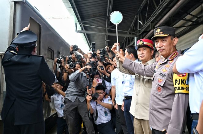 
 Menhub Dudy dan Kapolri lepas Program Motis di Stasiun Pasar Senen (Daniel/BKIP)