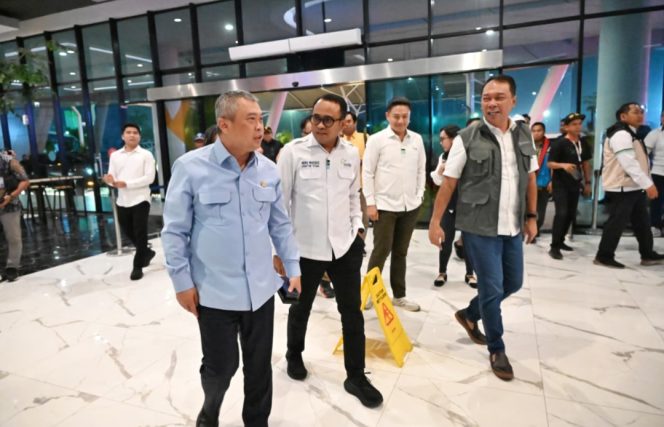 
					Menhub didampingi Dirut ASDP dan Jasa Marga di Pelabuhan Merak