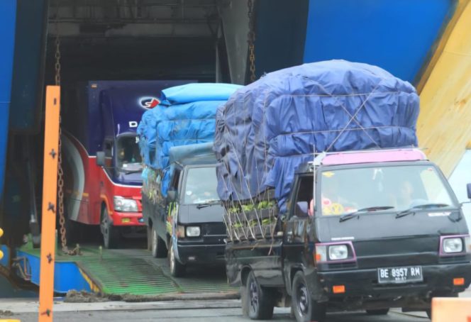
					Angkutan logistik di pelabuhan penyeberangan