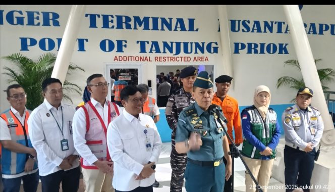 
 Asops Kasal, Laksamana Muda TNI AL, Yayan Sofiyan saat konferensi pers di Pelabuhan Tanjung Priok.