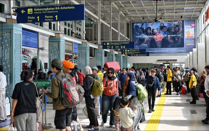 
					Pengguna angkutan umum di libur Nataru