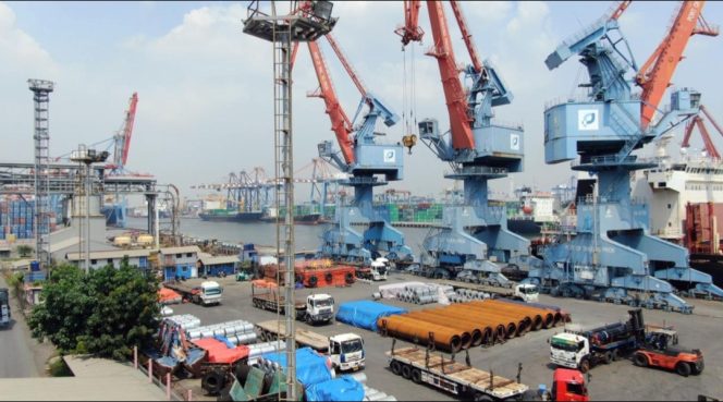 
 Aktivitas di Pelabuhan PTP Nonpetikemas