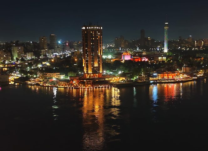 
					Menyeruput Senyap di Tepi Nil