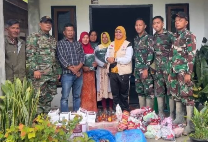 
 Personel Brigif 25/Siwah Bersama BFLF Salurkan Bantuan ke Desa Gantung Langit
