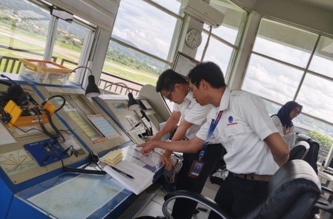 
					Direktur Teknik Airnav menyimak penjelasan dari personel ATC
