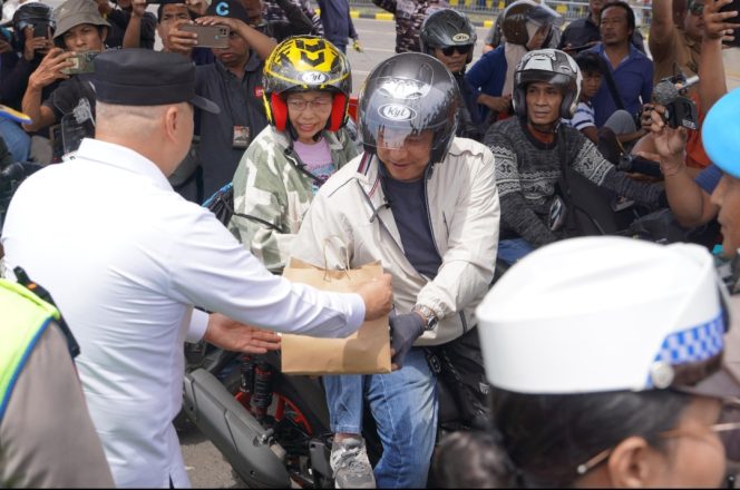 
 Menhub sapa penumpang di Pelabuhan Penyeberangan Gilimanuk