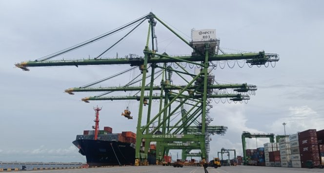 
					Kegiatan bongkar muat di NPCT1 