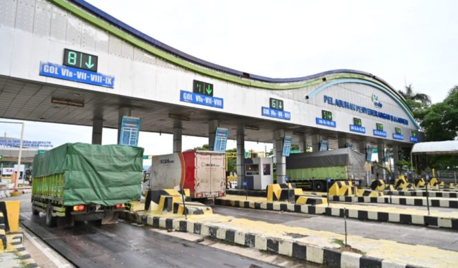 
					Jalur antrean truk dan bus di Pelabuhan Bakauheni