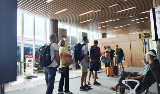 
 Antrean penumpang di Bandara Komodo menuju Lombkk