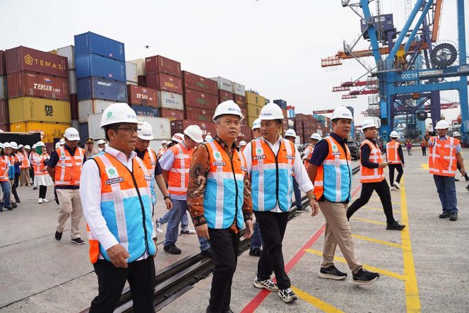 
					Menteri Perhubungan Dudy Purwagandhi meninjau pelepasan KM Barito Mas di Terminal 3 IPC TPK