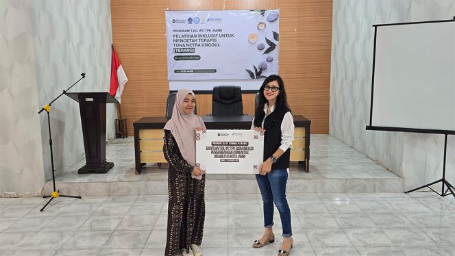 
 Penyerahan bantuan secara simbolis diberikan oleh Pramestie Wulandary, Corporate Secretary IPC TPK (kanan) kepada Intan Amini, Ketua Yayasan Keluarga Teman Kecil (kiri). Foto istimewa/IPC TPK 