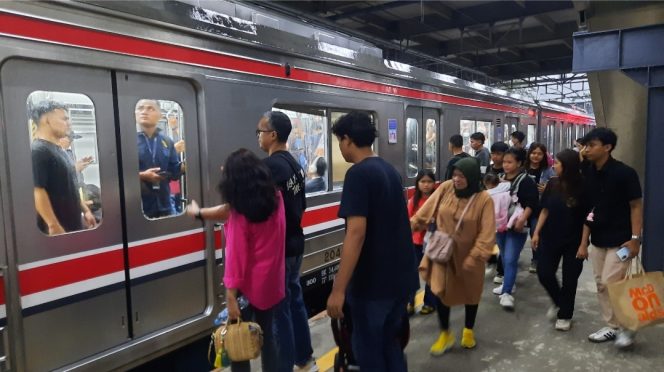 
					Jadwal KRL Jabodetabek hingga Dini Hari Malam Tahun Baru, Ini Jamnya!