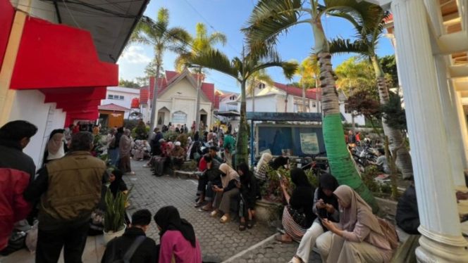 
					Ribuan Warga Padati Kantor Bupati Aceh Tengah Mencari Akses Internet Pascabencana