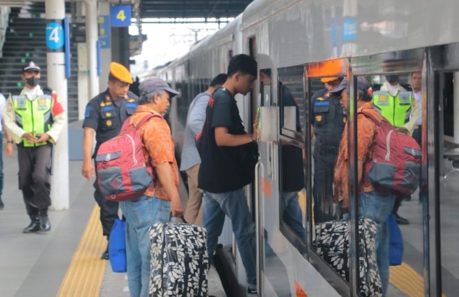 
					KAI Daop 1 Jakarta Terapkan Pemberhentian Luar Biasa di Stasiun Jatinegara, Imbas Lomba Lari di Monas