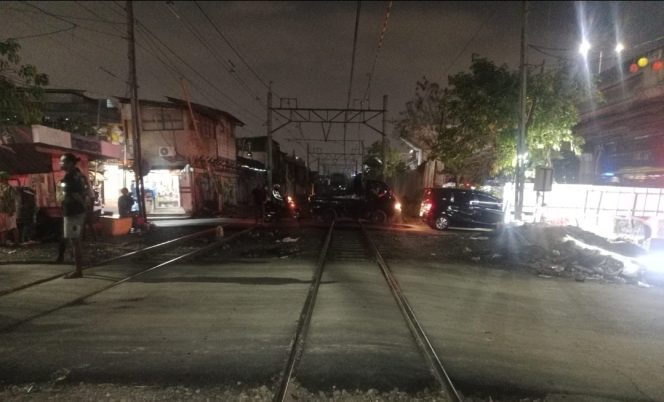 
					KRL Tertemper Mobil di JPL Jakarta Utara, Daop 1 Ingatkan Disiplin Lalu Lintas di Perlintasan Rel