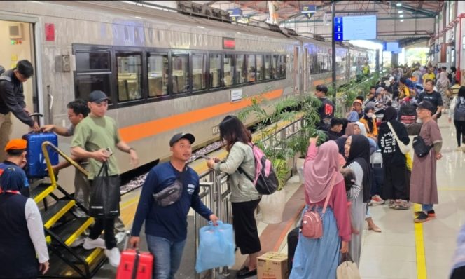 
					Update KAI: Penjualan Tiket Nataru Tembus 2,6 Juta, 82,8 Persen KA Jarak Jauh Sudah Terjual