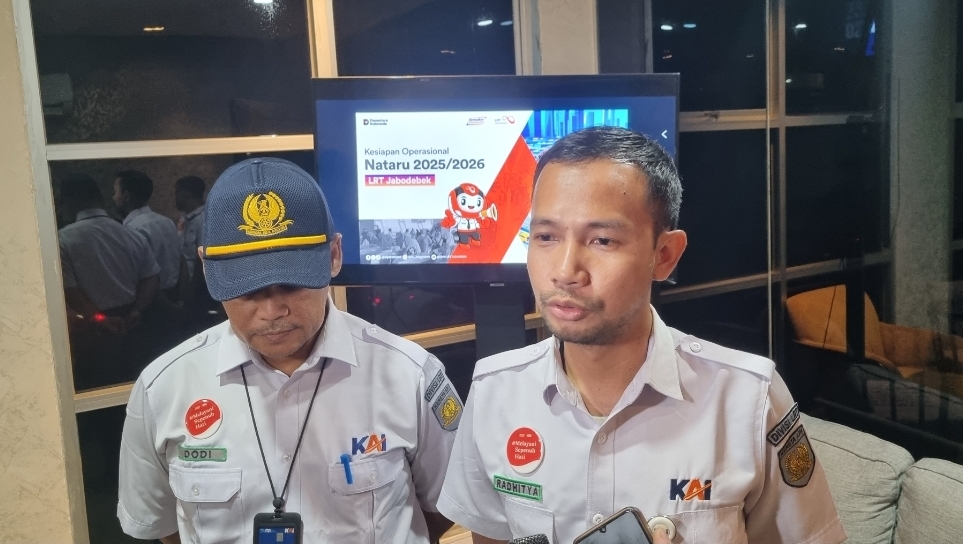 Manager Humas LRT Jabodebek Radhitya Mahardika Putra dan Dodi Manager of Passenger Marketing and Sales LRT Jabodebek.