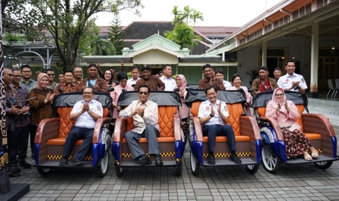 
					KAI Salurkan Bantuan CSR Becak Listrik ke Pemda DIY, Dukung Ekosistem Transportasi yang Ramah Lingkungan