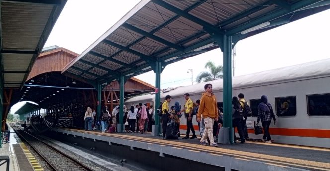 
					Penjualan Tiket Kereta Api Masa Nataru Tembus 2,1 Juta hingga Sabtu Ini