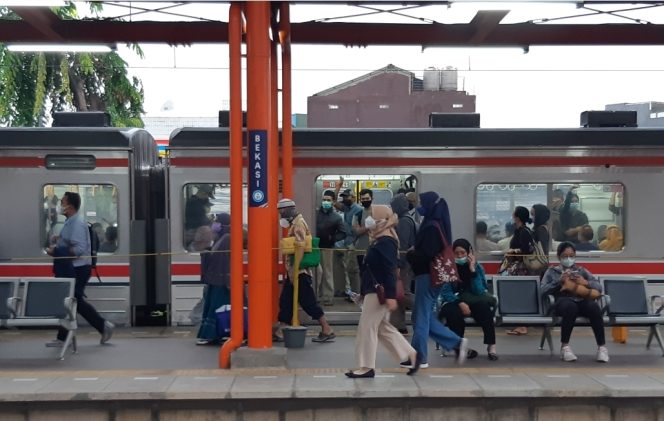 
					Penumpang KRL Capai 3,5 Juta Lebih hingga Hari Keempat Nataru, Stasiun Ini Paling Padat!