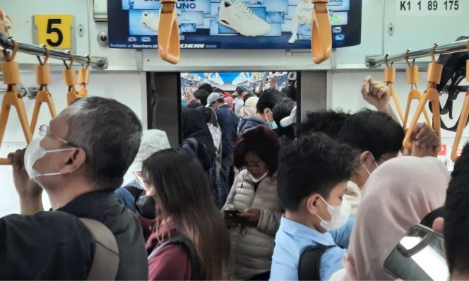 
 Mau Nginap di Stasiun KRL saat Tahun Baru? Ini Imbauan KAI Commuter