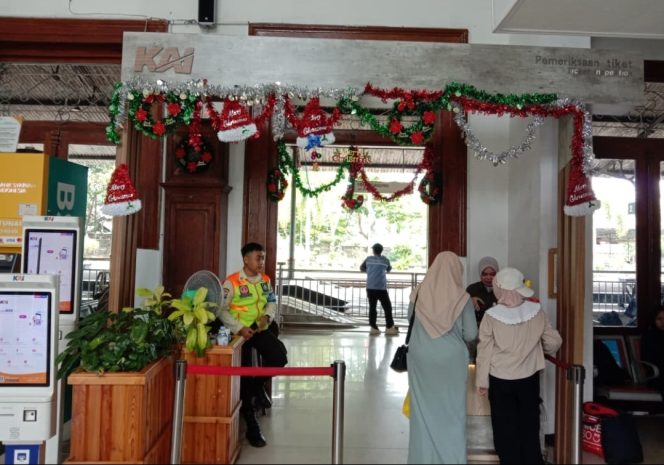 
					Sambut Hangat Pelanggan KA, KAI Daop 7 Madiun Hadirkan Ornamen Tematik Natal dan Tahun Baru di Stasiun