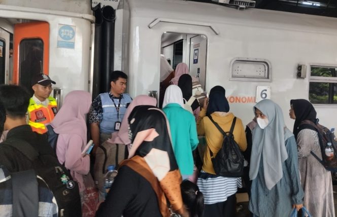 
 Pastikan Layanan Optimal di Hari Ke-5 Nataru, KAI Daop 7 Madiun Tegaskan Tiket KA Masih Tersedia