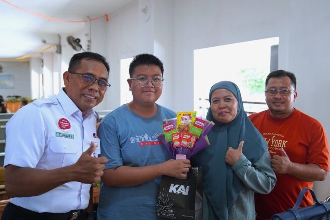 
 KAI Daop 7 Madiun Gelar Sapa Emak-Emak pada Hari Ibu di Stasiun Madiun, Bagikan Hadiah Menarik!
