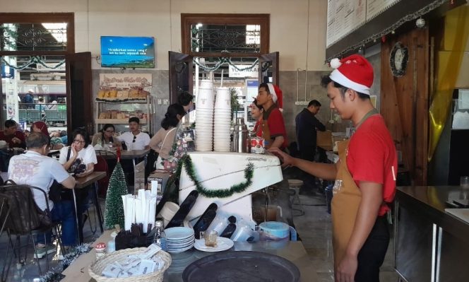 
 Bikin Libur Nataru Berkesan, KAI Services Dekor Loko Café dengan Nuansa Natal dan Tahun Baru