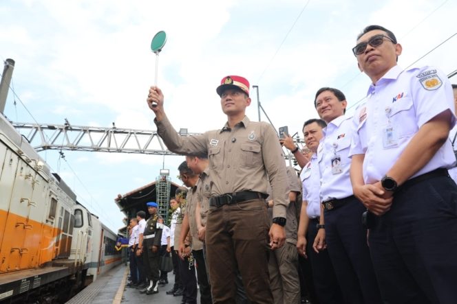 
 Menko AHY Pantau Angkutan Nataru, Sapa Penumpang dan Lepas Keberangkatan KA Cakrabuana di Gambir