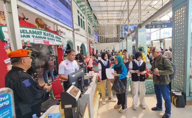 
					Stasiun Pasar Senen Dipadati Penumpang Libur Nataru
