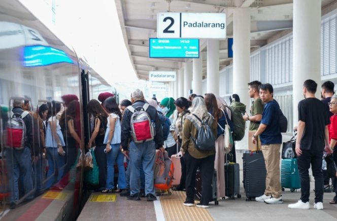 
 Whoosh Dipadati Penumpang Jelang Natal, Penjualan Tiket Diprediksi Tembus 23 Ribu