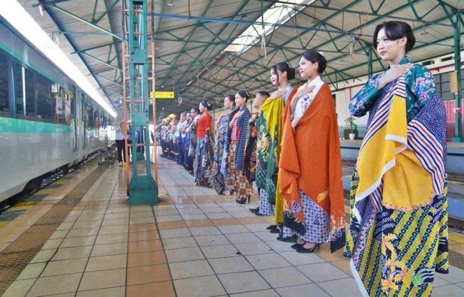 
 Rayakan Hari Ibu, KAI Daop 7 Madiun Gelar Fashion Batik dan Bazar UMKM di Stasiun