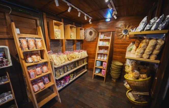 
					Libur Nataru, Wisatawan Berburu Oleh-oleh Khas Yogyakarta di Gerbong Oleh Oleh Loko Café