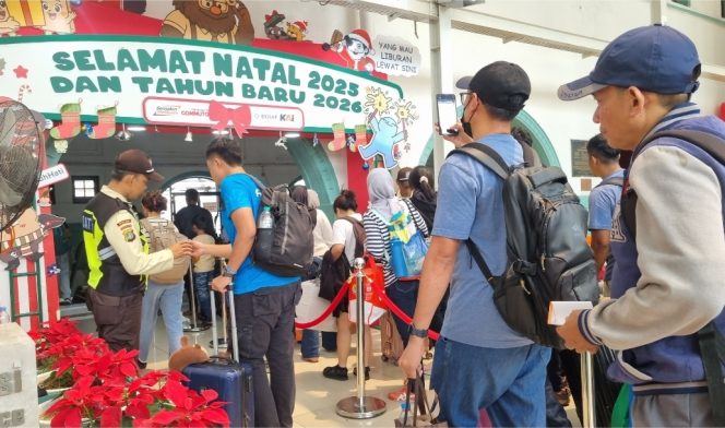 
 Suasana Stasiun Masih Ramai di Hari Natal, Penumpang Padati Pasar Senen