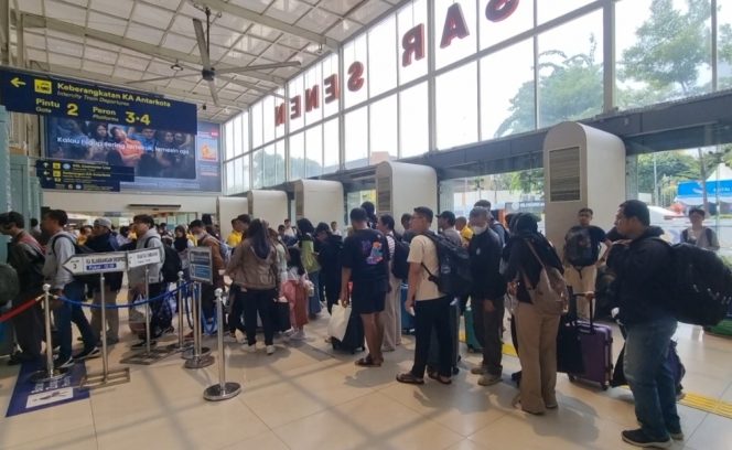 
 Stasiun Pasar Senen Padat Penumpang, Penjualan Tiket KA Jarak Jauh Tembus 91 Persen