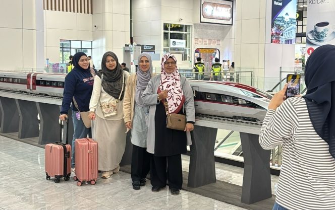 
 Momen Libur Natal, Ribuan Wisatawan Malaysia Gunakan Whoosh untuk Wisata