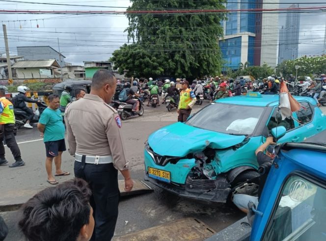 
					Taksi Listrik Green SM Tertemper KA di Perlintasan Kampung Bandan-Kemayoran