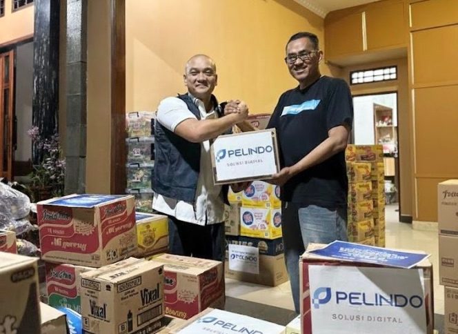 
					Sekretaris Perusahaan Pelindo Solusi Digital, Dimas Giri Prabowo serahkan bantuan untuk korban bencana Sumatera. Foto istimewa/ILCS Pelindo 