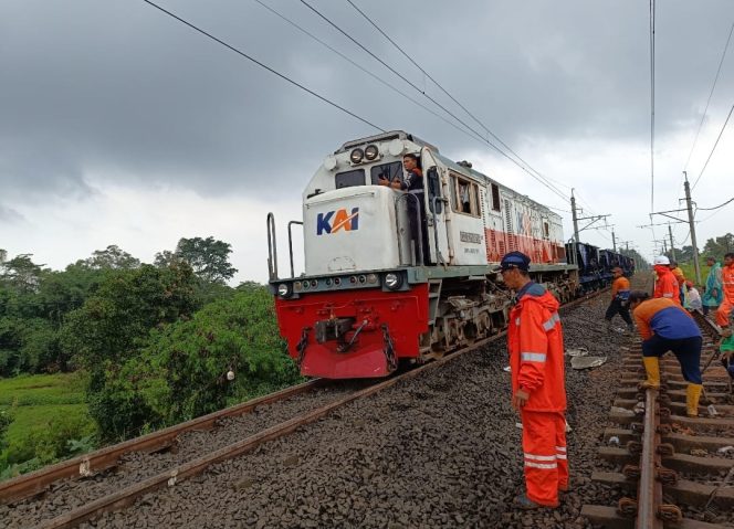 
					Jalur KA di Tigaraksa Kembali Normal, KAI Daop 1 Jakarta Pastikan Keselamatan dan Kelancaran Perjalanan