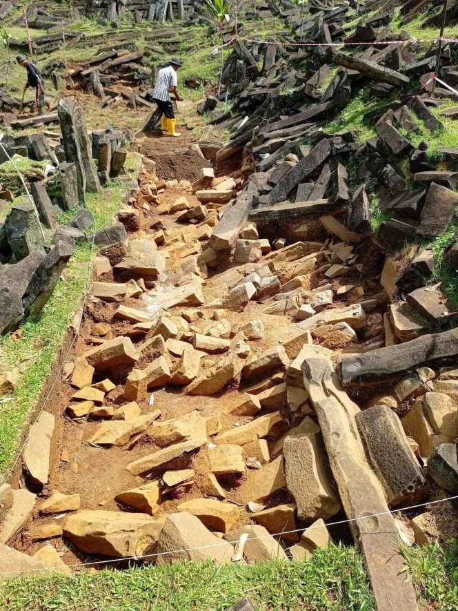 
 Keheningan Para Arkeolog: Kenapa Mereka Diam Soal Gunung Padang?