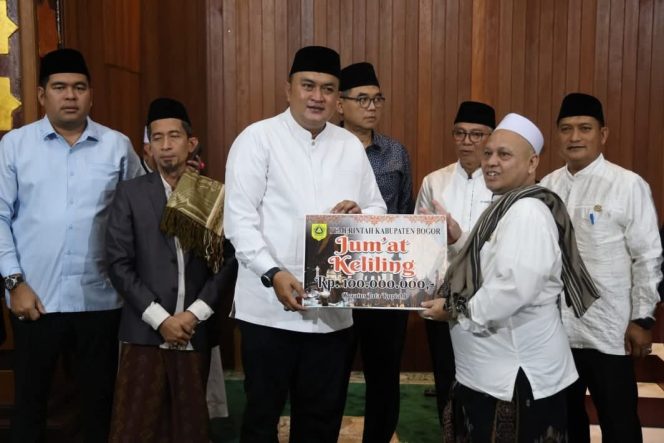 
 Jelang Ramadhan, Pemkab Bogor Salurkan Bantuan Rp 100 Juta ke Masjid Besar Kecamatan