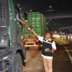 Executive General Manager Pelindo Regional 2 Tanjung Priok Yandri Tri Saputra saat berikan makanan ringan kepada sopir truk di malam pergantian tahun baru