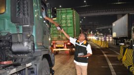 Executive General Manager Pelindo Regional 2 Tanjung Priok Yandri Tri Saputra saat berikan makanan ringan kepada sopir truk di malam pergantian tahun baru