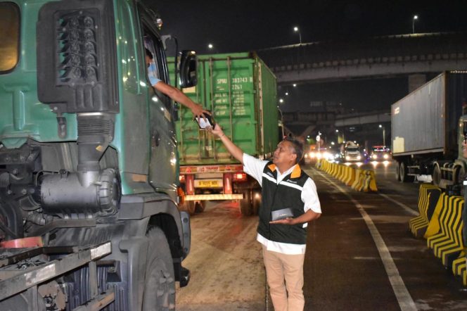 
					Executive General Manager Pelindo Regional 2 Tanjung Priok Yandri Tri Saputra saat berikan makanan ringan kepada sopir truk di malam pergantian tahun baru 