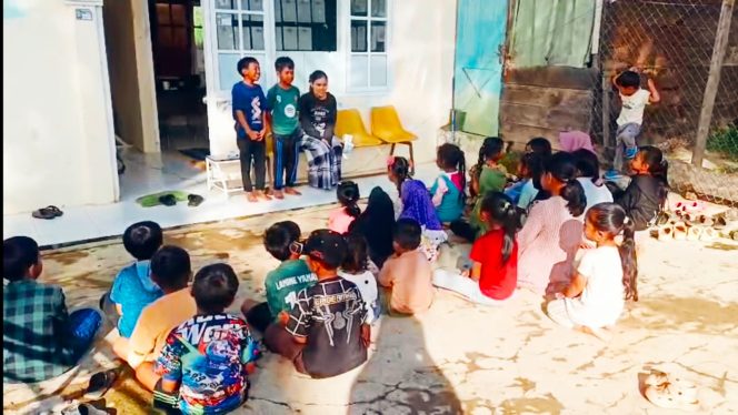 
 Anak-anak Atu Payung Tetap Upacara dan Belajar Mandiri di Tengah Isolasi Pascabanjir Bandang